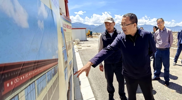 调研工地2_副本.jpg 红蓝(中国区)股份有限公司-官网